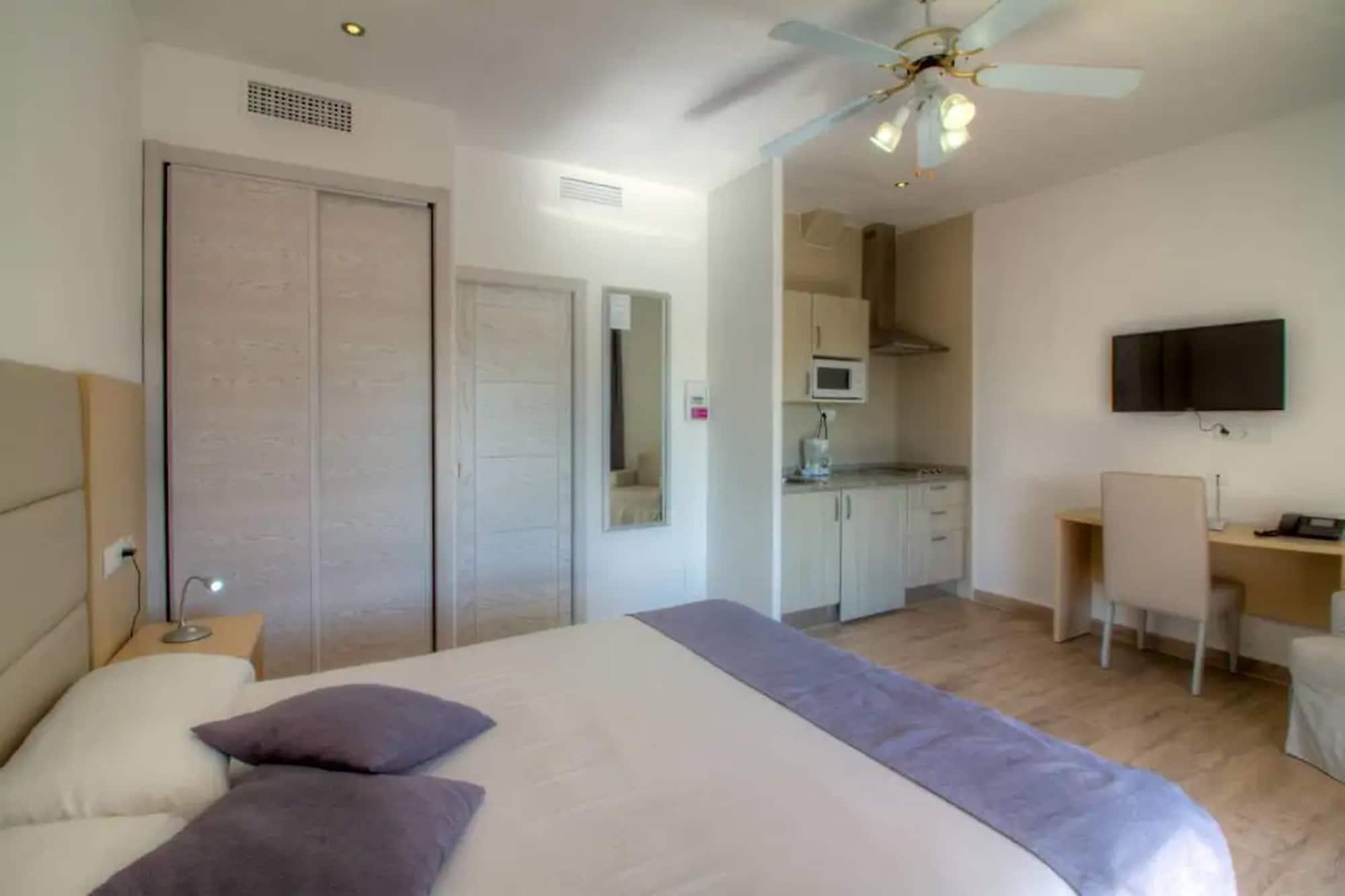 Hotel Lago Playa I Es Pujols Bagian luar foto
